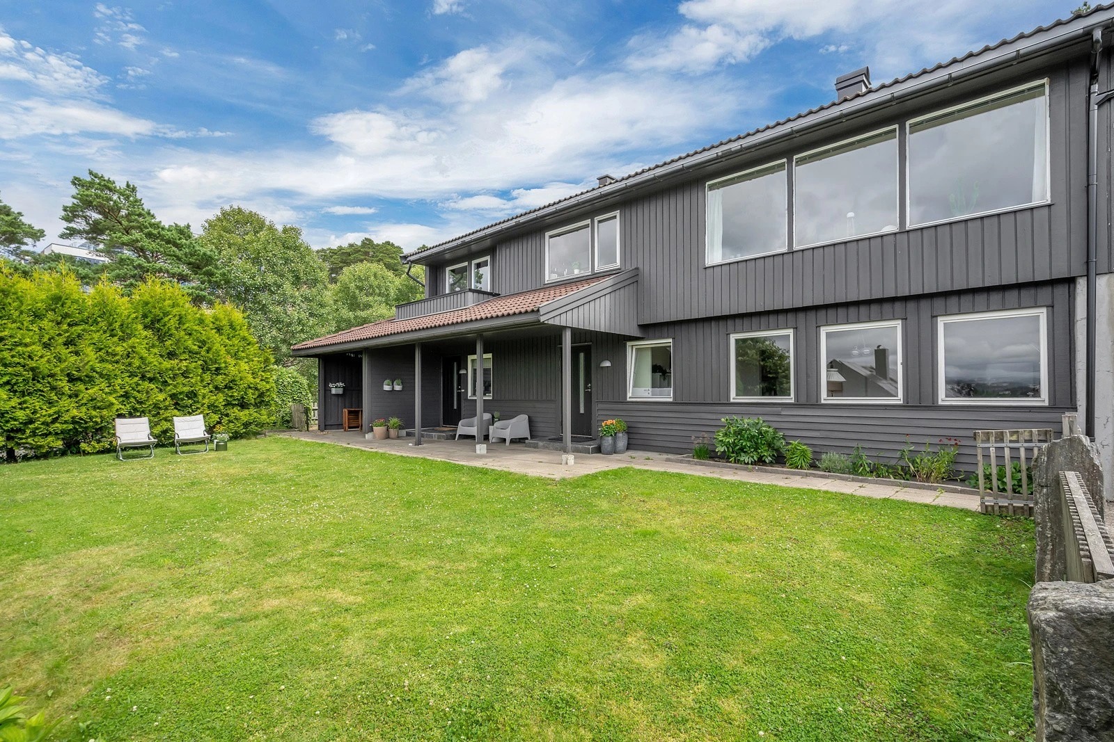 Inngang til hybelen er døren til venstre på bakkeplan.